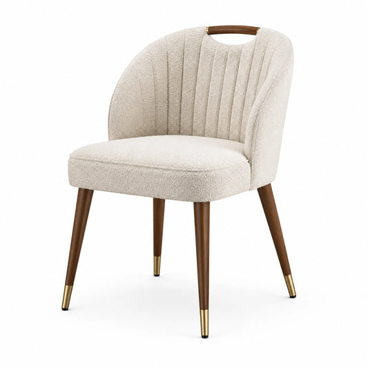 Moderner Bouclé-Sessel 62 x 64 x 82 cm in Creme mit braunen Holzbeinen und goldfarbenen Akzenten